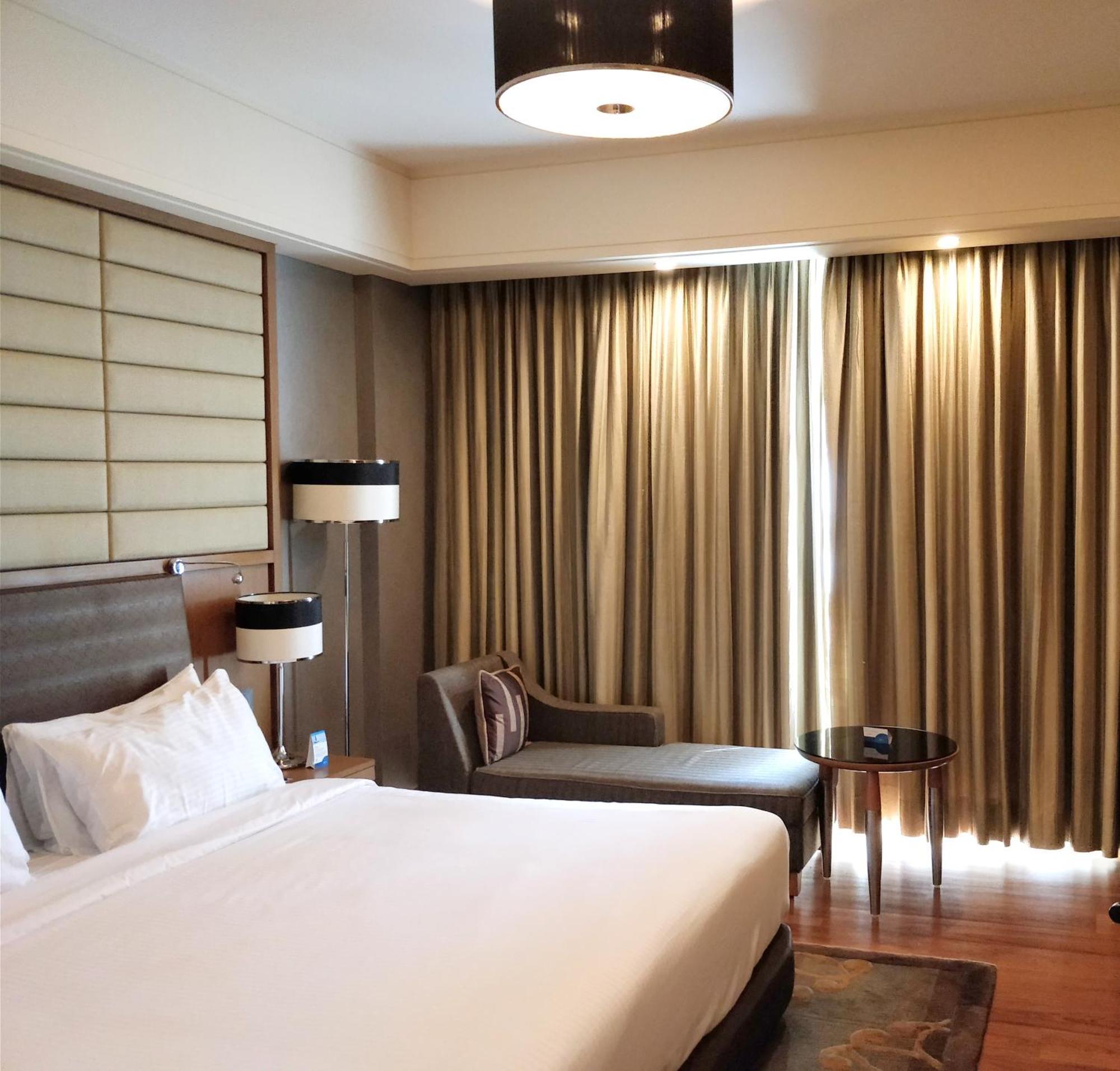Business Class Room with Two-way Airport Transfer and Complimentary 1+1 Happy Hours from 6pm to 8pm and 15% off on Food & Beverage Services , Laundry Services and Spa
